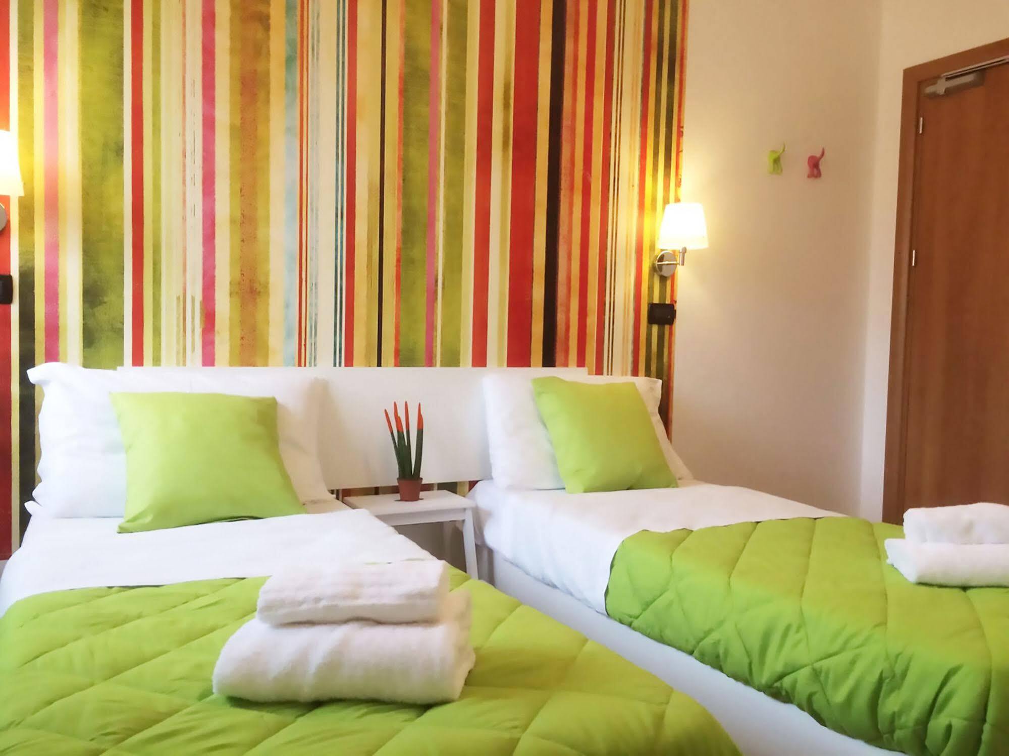 Lake Garda Hostel 살로 외부 사진